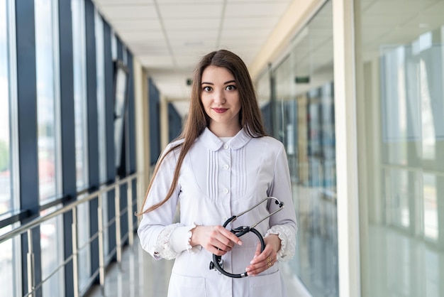 Retrato de uma jovem atraente enfermeira sorridente de uniforme