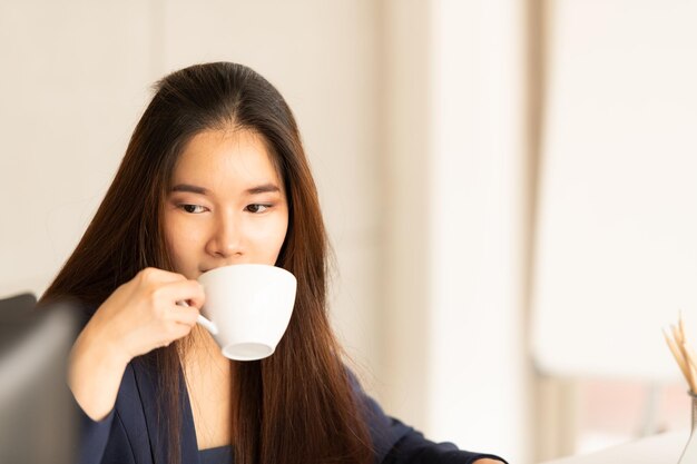 Retrato de uma jovem bebendo café