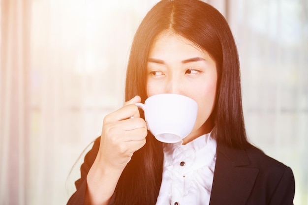 Retrato de uma jovem bebendo café