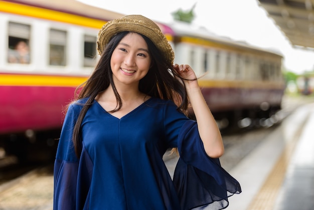 Retrato de uma jovem bela turista asiática na estação ferroviária Hua Lamphong em Bangkok