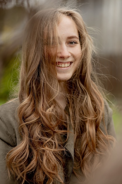 Retrato de uma jovem bonita ao ar livre.