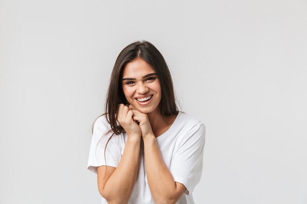 Retrato de uma jovem bonita casual vestida em pé, isolado no branco