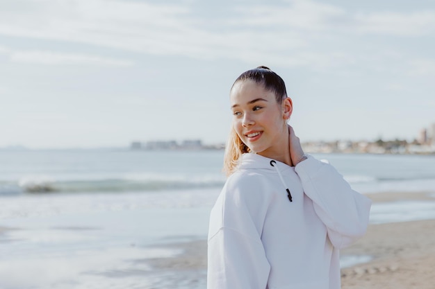 Retrato de uma jovem bonita contra o fundo do mar