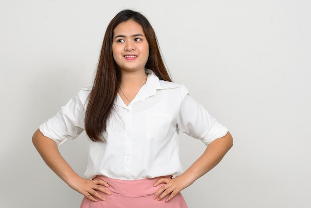 Retrato de uma jovem bonita e feliz asiática