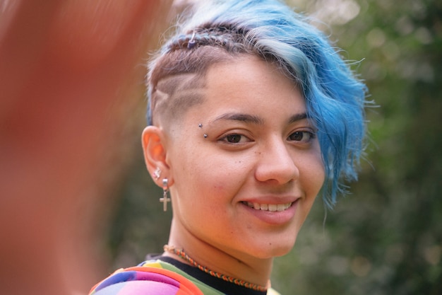 Foto retrato de uma jovem bonita e orgulhosa de ser gay.