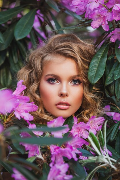 Retrato de uma jovem bonita em flores.