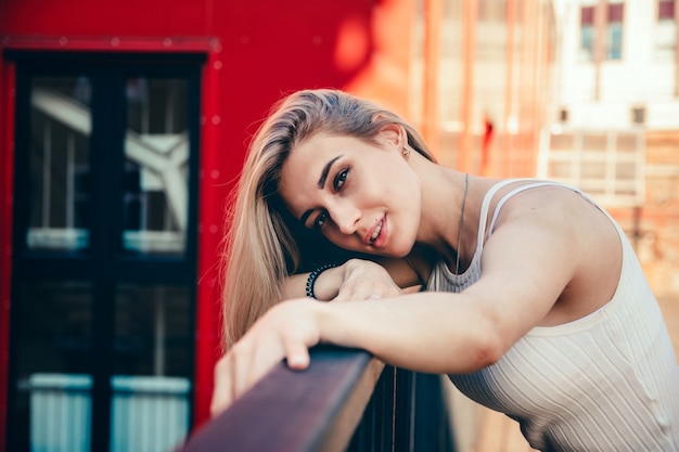 Retrato de uma jovem bonita em uma rua da cidade no verão