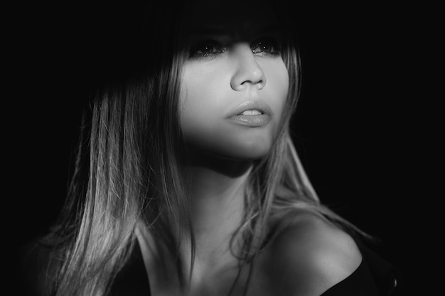 Retrato de uma jovem bonita fechada na face sensual negra de um modelo feminino elegante no estúdio Elega