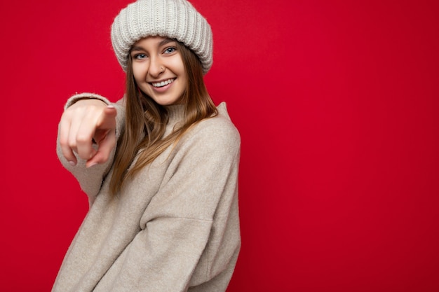 Foto retrato de uma jovem bonita loira morena feliz com emoções sinceras vestindo bege