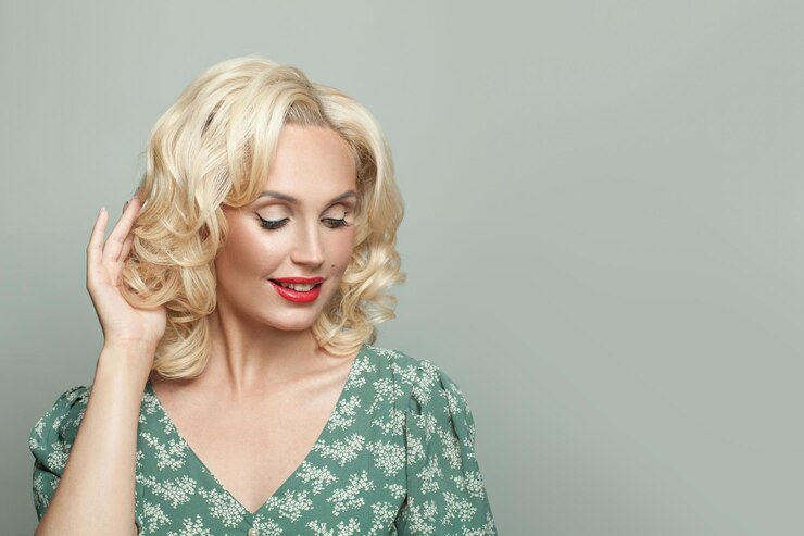 Foto retrato de uma jovem bonita modelo bonito com penteado e maquiagem à moda