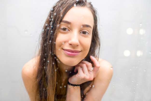 Foto retrato de uma jovem bonita no chuveiro