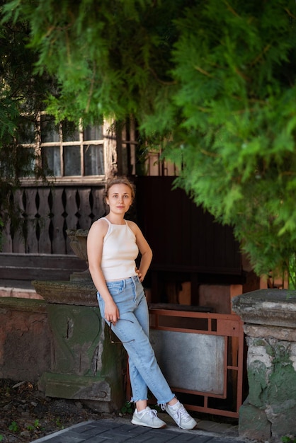 Foto retrato de uma jovem bonita parada na rua