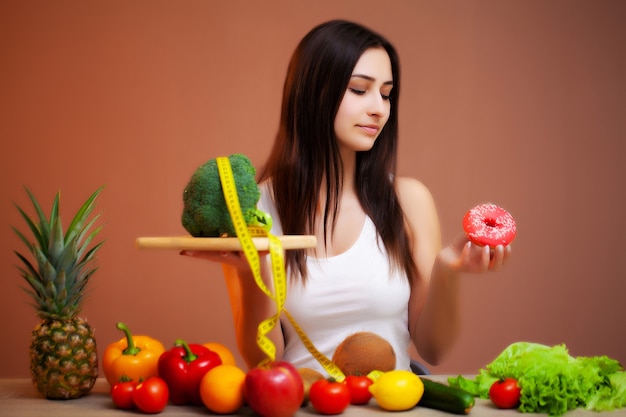 Retrato de uma jovem bonita que apoia a dieta.