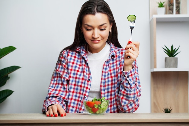 Retrato de uma jovem bonita que apoia a dieta.