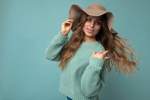 Retrato de uma jovem bonita sorridente hippie em roupa da moda e chapéu