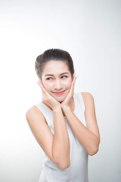 Retrato de uma jovem bonita sorrindo com maquiagem natural. Skincare, cuidados de saúde