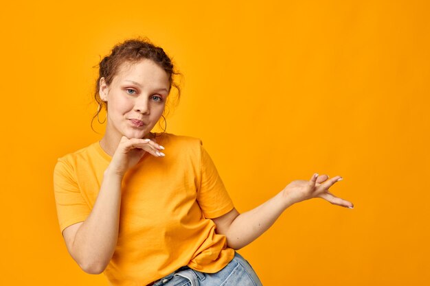 Retrato de uma jovem camiseta amarela estilo verão posando fundos isolados inalterados