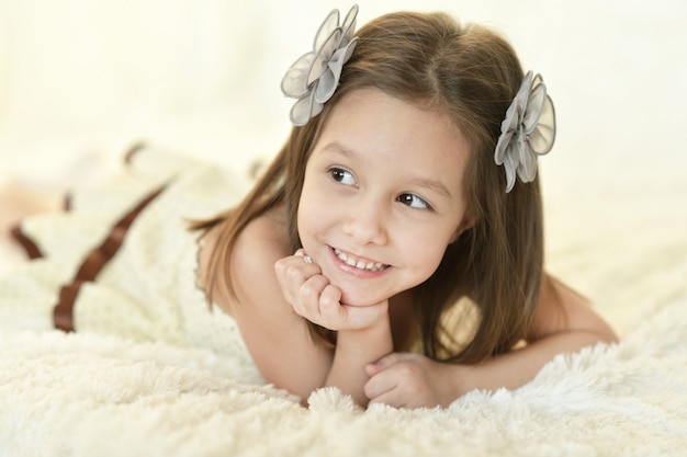 Retrato de uma jovem caucasiana feliz na cama