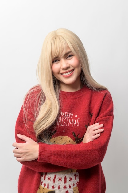 Retrato de uma jovem caucasiana feliz no suéter de Natal sobre fundo branco