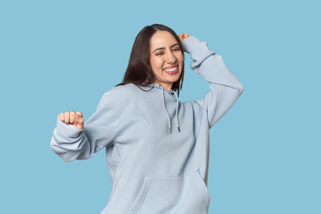 Foto retrato de uma jovem caucasiana moderna em fundo de estúdio celebrando um dia especial