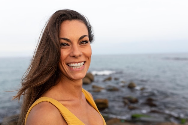 Retrato de uma jovem caucasiana sorridente olhando para a câmera perto do oceano Copiar espaço Estilo de vida