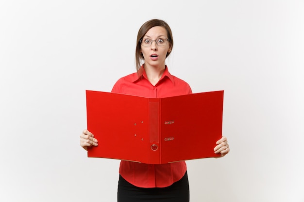 Retrato de uma jovem chocada professor de negócios triste de camisa vermelha, óculos, pasta com documentos de trabalho em papel isolados no fundo branco. Ensino de educação no conceito de universidade do ensino médio.