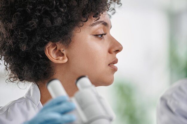 Retrato de uma jovem cientista closeup