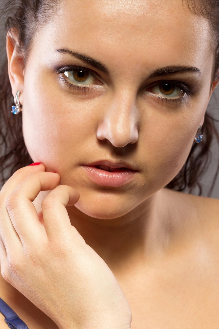 Foto retrato de uma jovem com maquiagem natural e estilo naturalpublicidade de cosméticos naturaispublicidade para um salão de belezacuidados cosméticos rosto e corpo cuidados com a pele