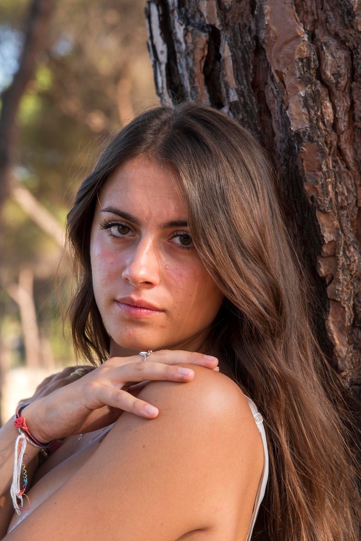 Foto retrato de uma jovem com os braços levantados