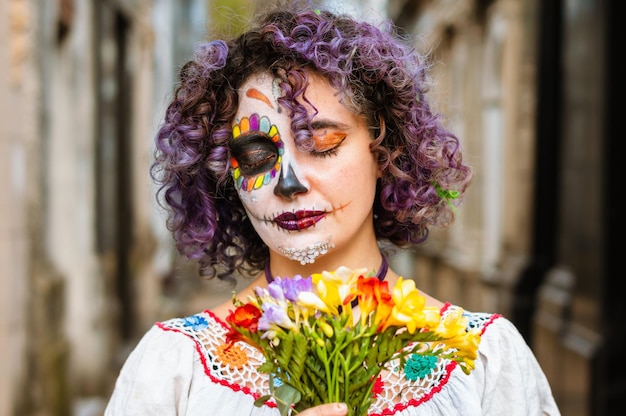 Retrato de uma jovem com os olhos fechados e maquiagem catrina para o dia dos mortos