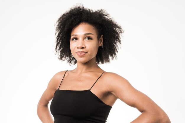 Retrato de uma jovem com rosto de pele limpa de cabelo encaracolado