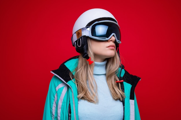 Retrato de uma jovem com um capacete de esqui e óculos