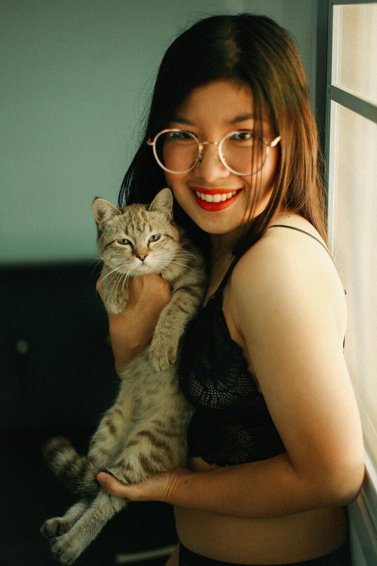 Foto retrato de uma jovem com um gato em casa