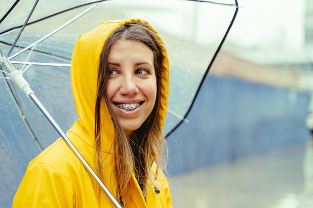 Foto retrato de uma jovem com um guarda-chuva