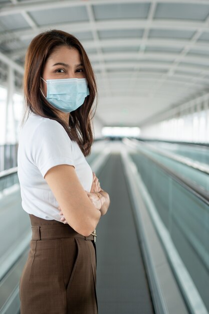 Retrato de uma jovem com uma máscara médica para proteção anti-coronavírus COVID 19