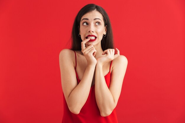 Retrato de uma jovem confusa em um vestido isolado