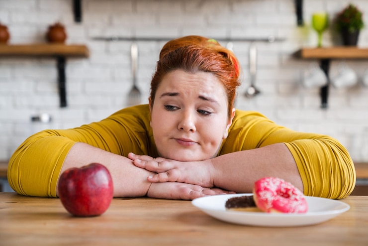 Foto retrato de uma jovem confusa escolhendo entre um donut e uma maçã vermelha a escolha duas opções a escolha entre comer delema para um estilo de vida saudável ou não