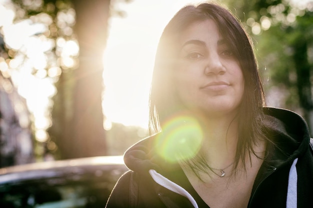 Retrato de uma jovem contra as árvores