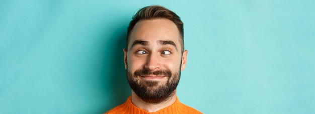 Foto retrato de uma jovem contra um fundo azul