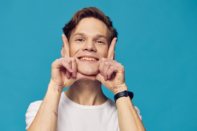 Foto retrato de uma jovem contra um fundo azul