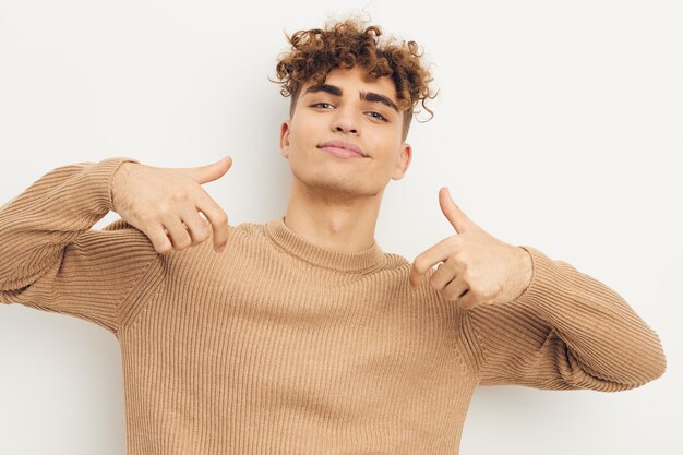 Foto retrato de uma jovem contra um fundo branco