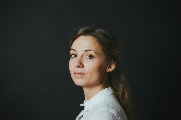 Retrato de uma jovem contra um fundo preto