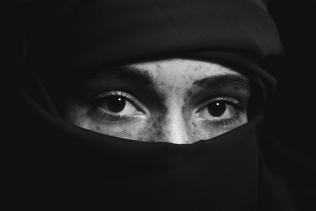 Retrato de uma jovem contra um fundo preto