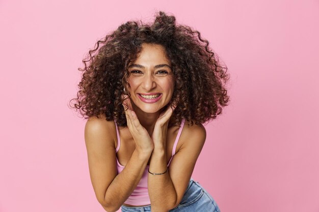 Foto retrato de uma jovem contra um fundo rosa