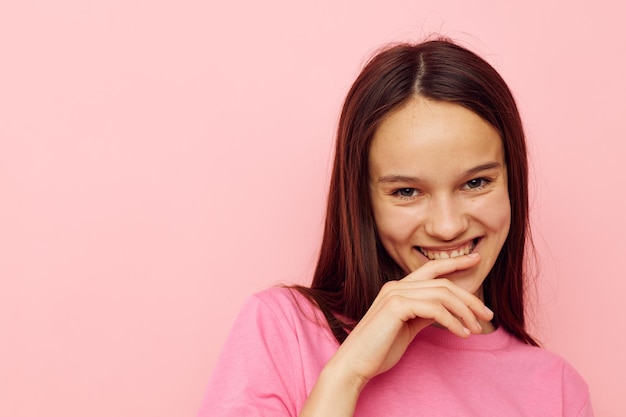 Foto retrato de uma jovem contra um fundo rosa