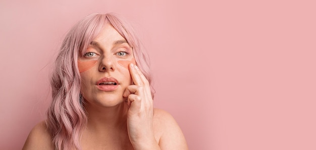 Foto retrato de uma jovem contra um fundo rosa