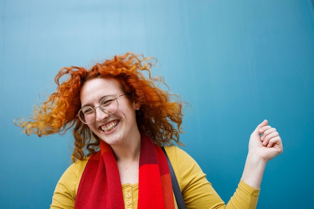 Retrato de uma jovem dançando e sorrindo enquanto dança