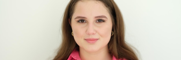 Retrato de uma jovem de camisa rosa em fundo branco