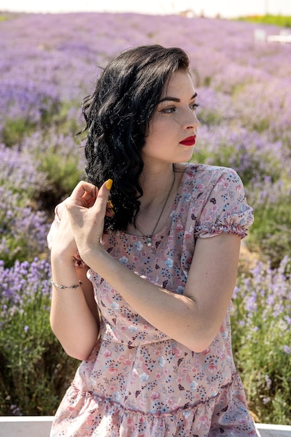 Retrato de uma jovem de moda bonita no estilo de vida de verão do campo de lavanda