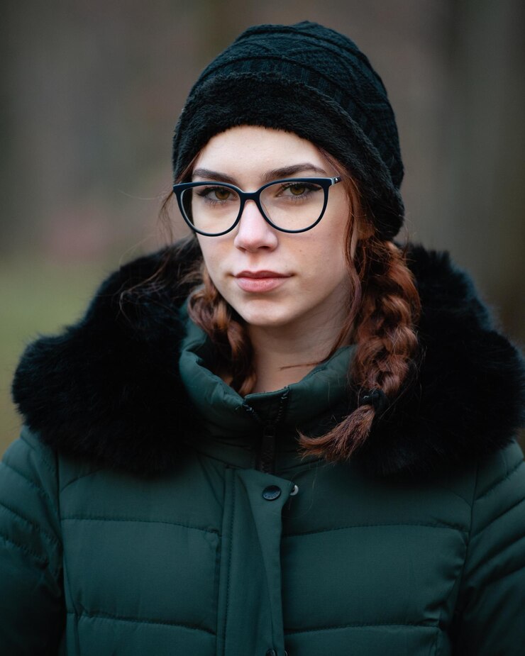 Foto retrato de uma jovem de pé ao ar livre